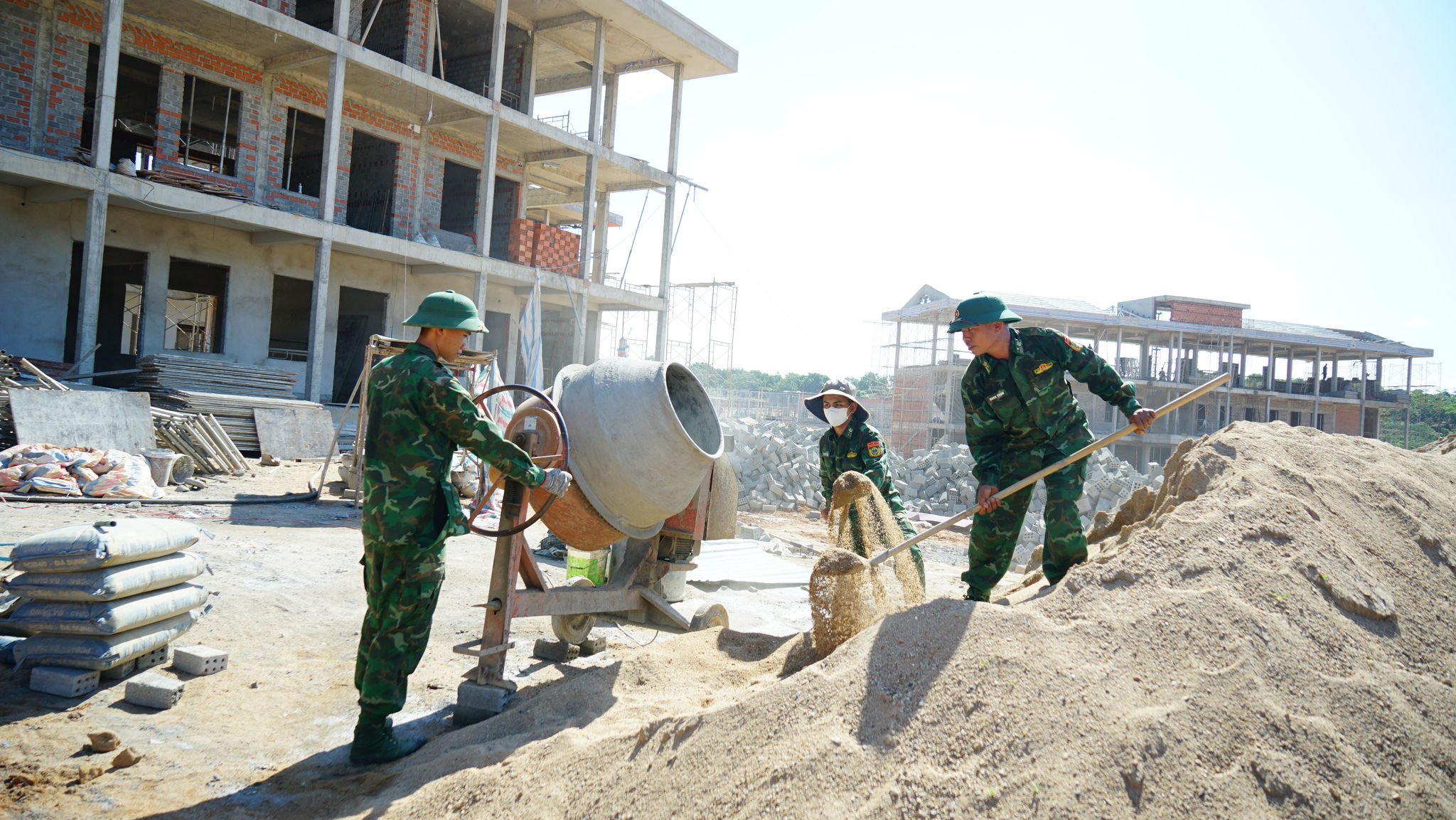 Lực lượng quân đội chung sức hỗ trợ xây dựng trường liên cấp biên giới.jpg