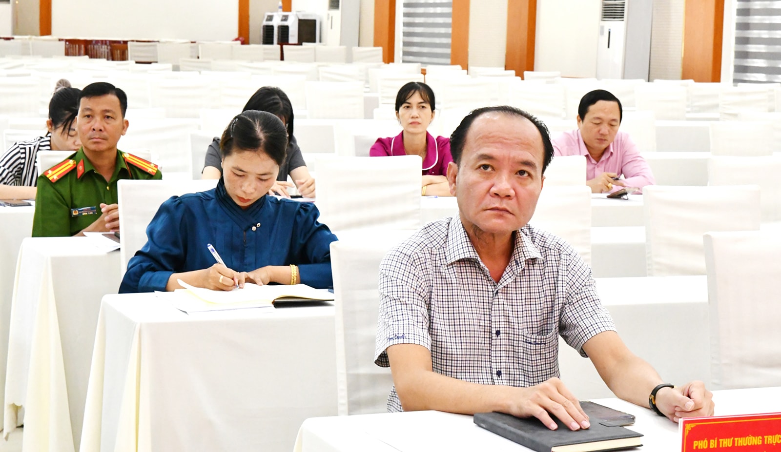 Các đại biểu là cán bộ công tác trong lĩnh vực dân tộc, tôn giáo của xã Hòn Đất tham dự hội nghị