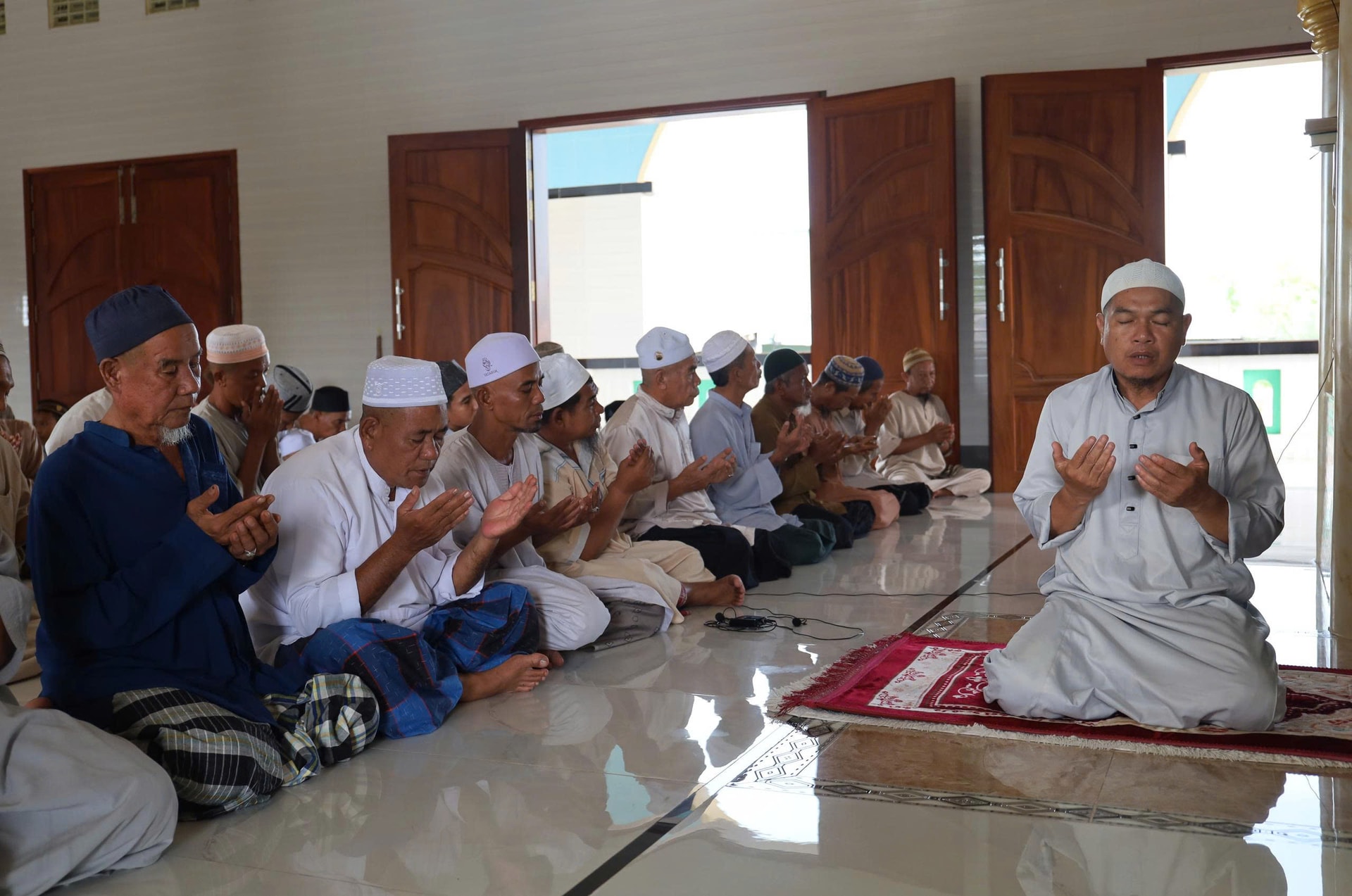 Các tín đồ Hồi giáo Chăm Islam ( An Giang) thực hiện nghi lễ cầu nguyện tại thánh đường