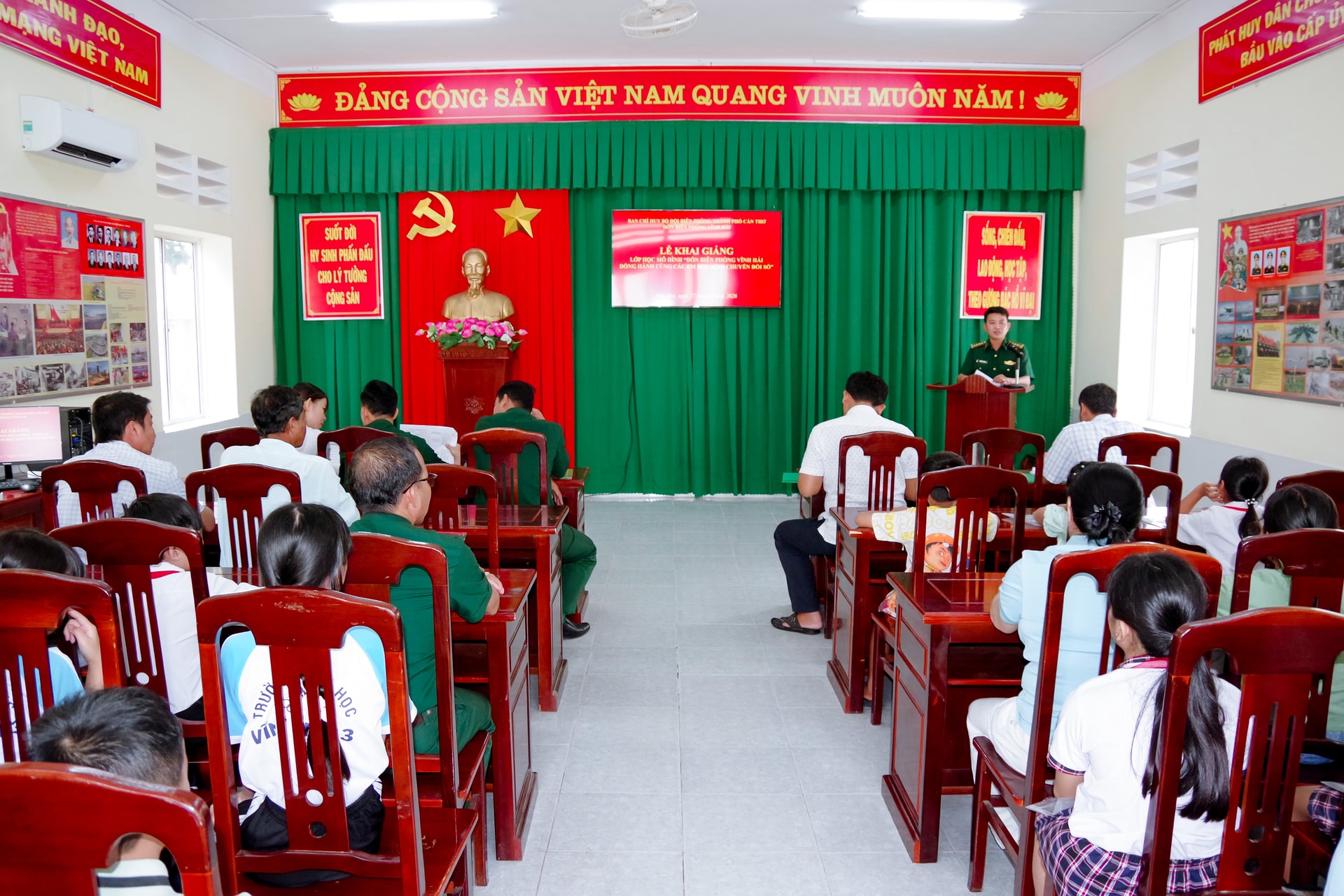 Cán bộ đồn Biên phòng Vĩnh Hải lên lớp giới thiệu phần lý thuyết về tin học cho các em học sinh khu vực biên giới biển TP. Cần Thơ
