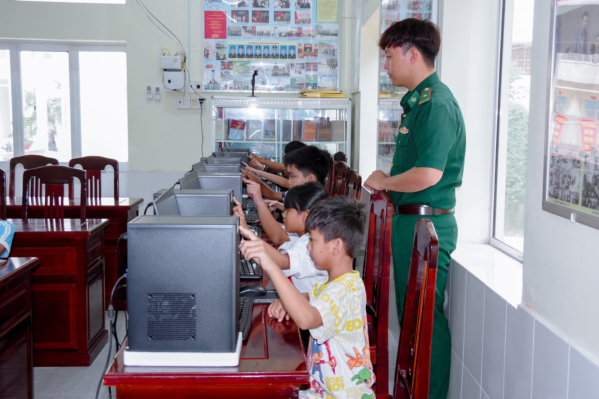 Cán bộ đồn Biên phòng Vĩnh Hải trực tiếp hướng dẫn các em thực hành trên máy tính