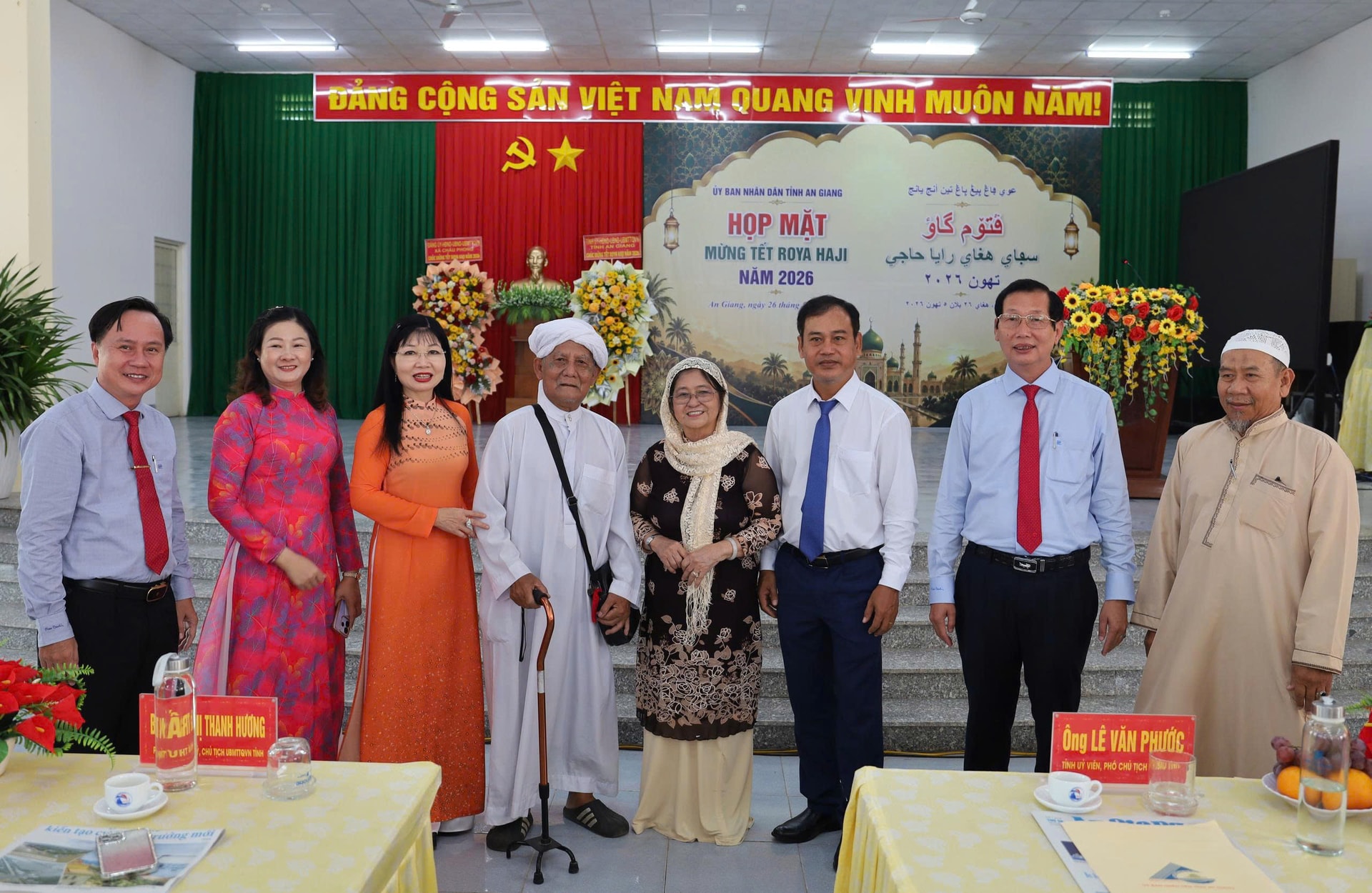 Ông Lê Văn Phước ( đứng thứ 2 từ phải qua) cùng lãnh đạo tỉnh An Giang thăm hỏi các vị Người có uy tín tại buổi họp mặt Tết Haji