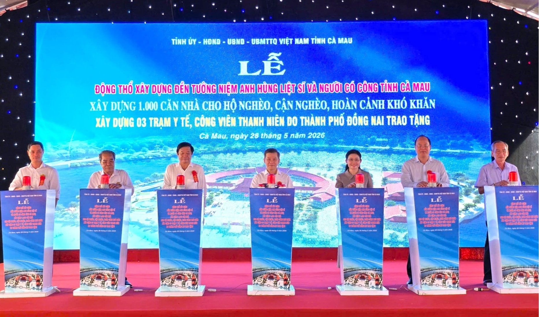 2-cac-dai-bieu-bam-nut-dong-tho-den-tuong-niem(1).jpg