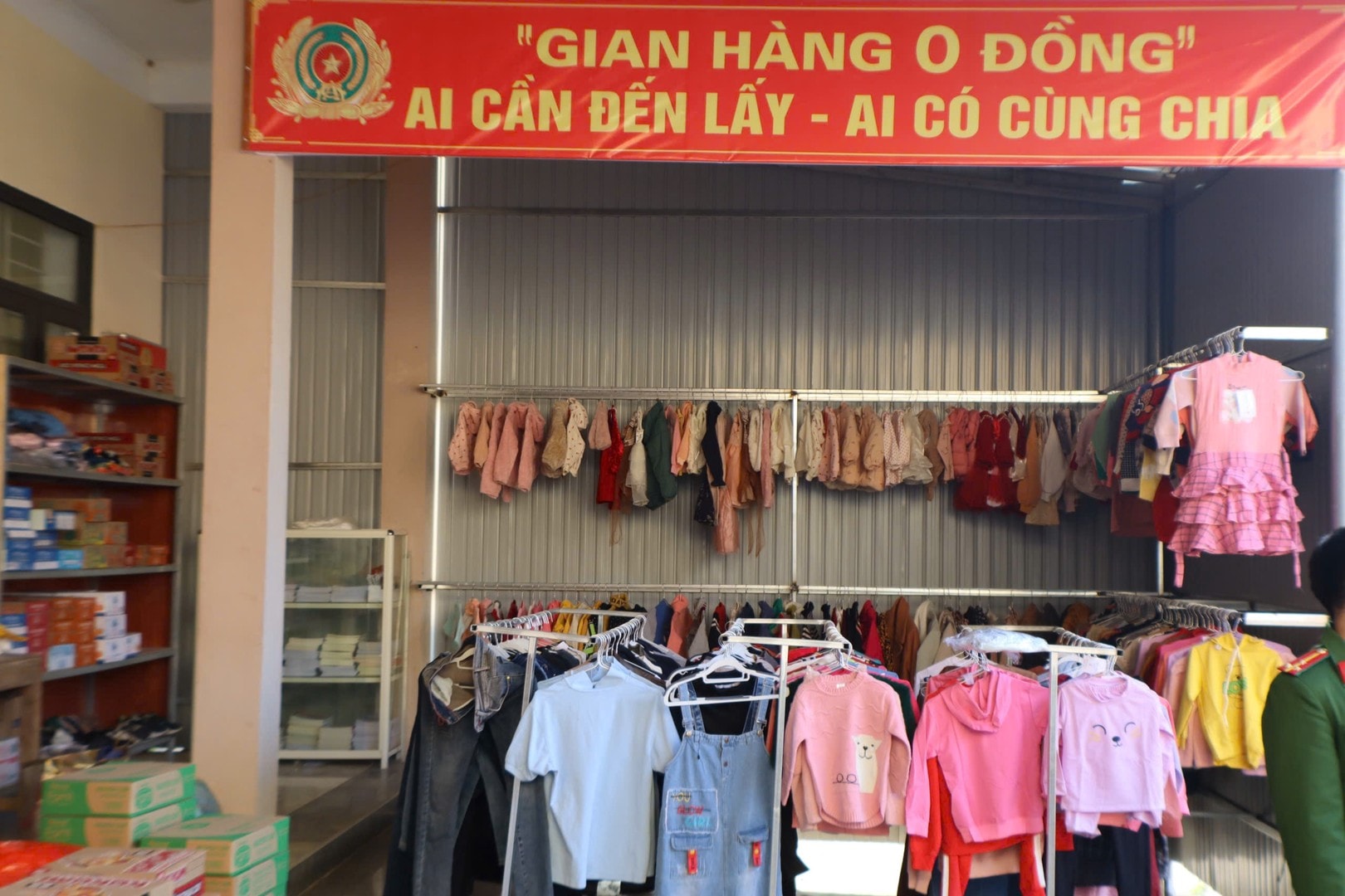 Ra mắt từ ngày 09/01/2026, “Gian hàng 0 đồng” nhanh chóng trở thành điểm dừng chân ấm áp mỗi khi người dân đến làm thủ tục hành chính.