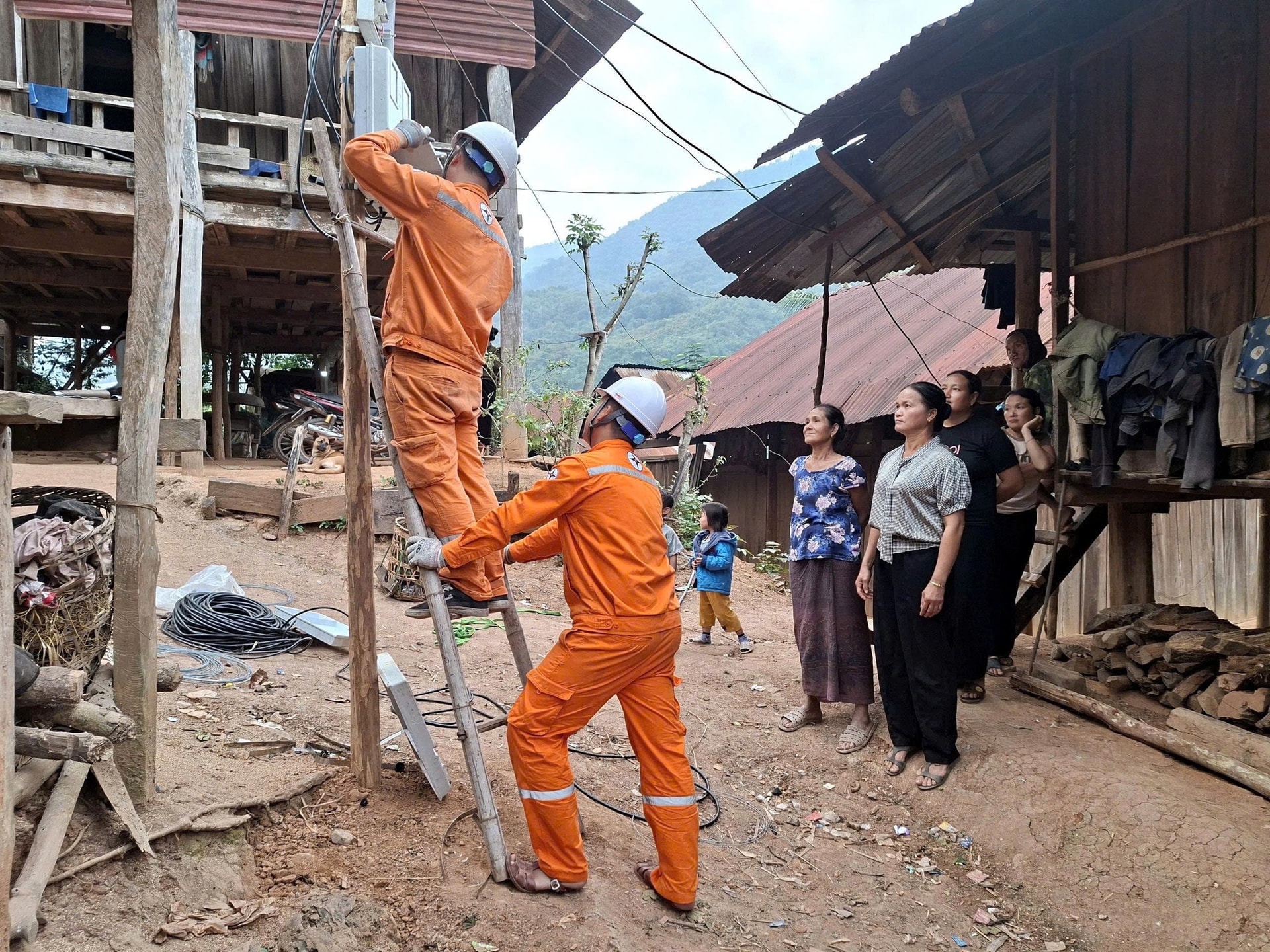 Những con sóng nơi đầu núi: Để chính sách không còn đi bộ vào bản (Bài 1) 