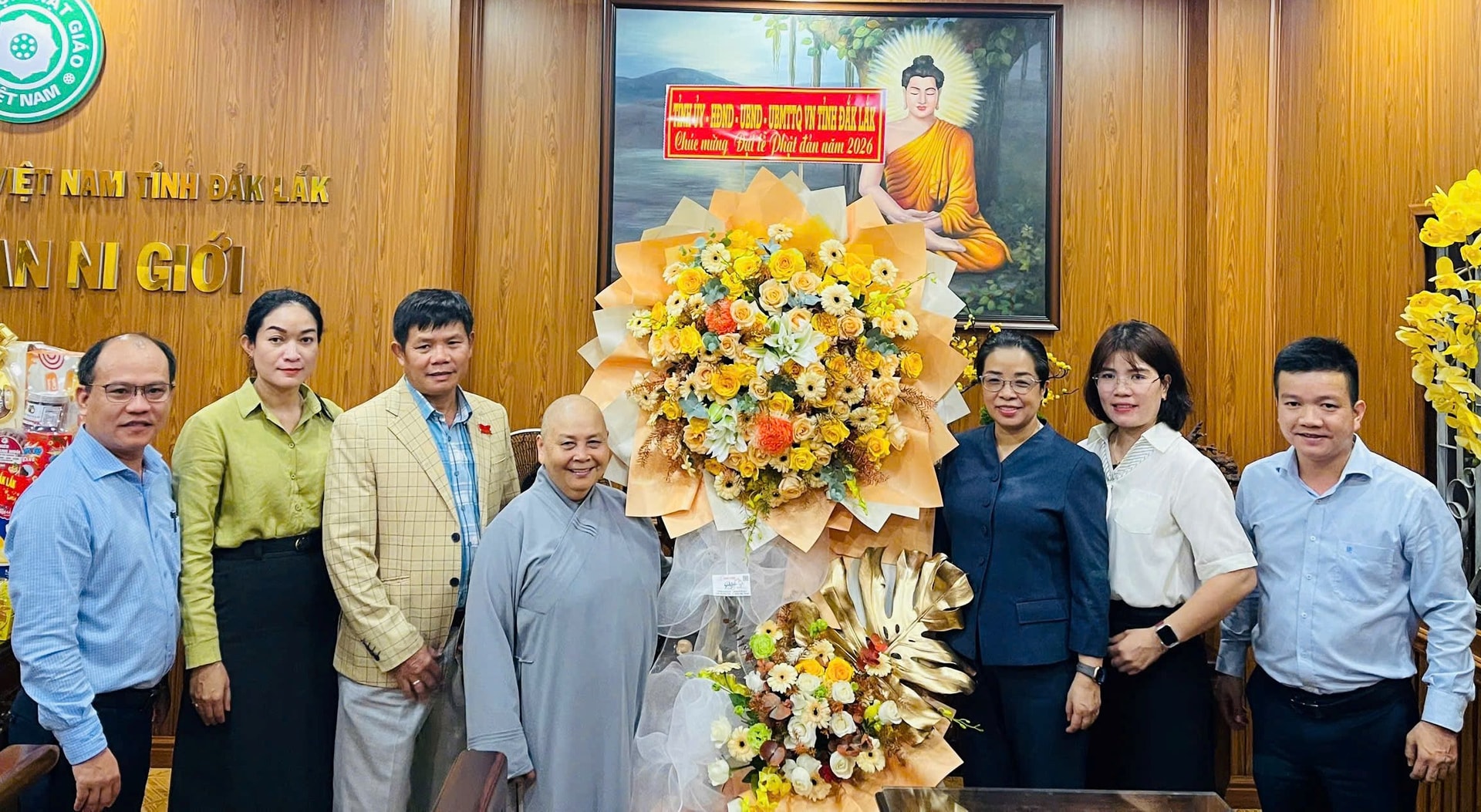 Phó Bí thư Tỉnh ủy Đắk Lắk Huỳnh Thị Chiến Hòa (thứ 3 bên trái) đến thăm, chúc mừng chùa Dược Sư