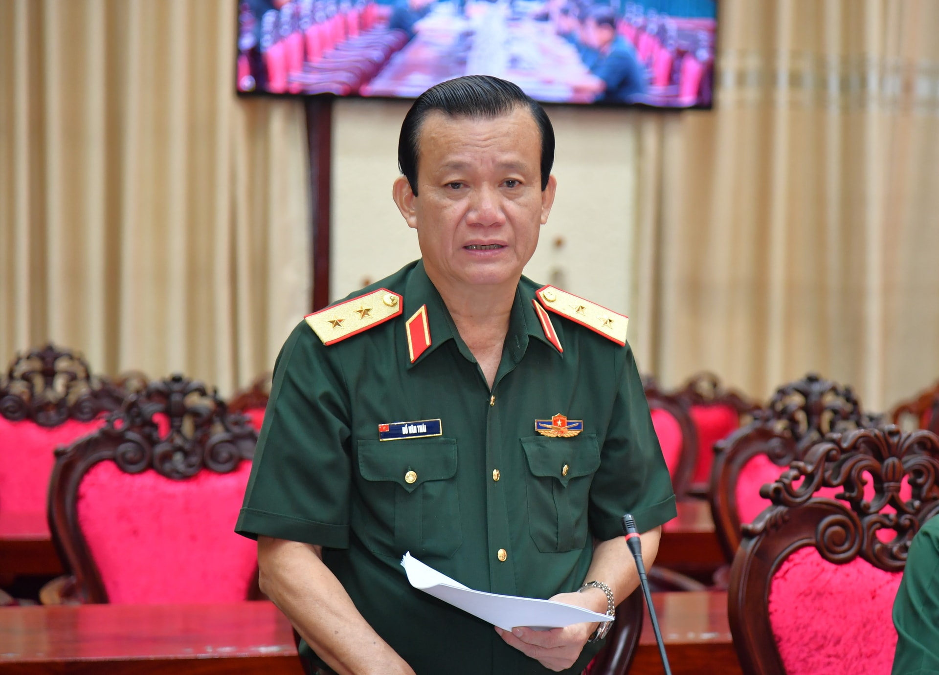 Trung tướng Hồ Văn Thái, Chính ủy Quân khu báo cáo với Đoàn công tác kết quả thực hiện nhiệm vụ của LLVT Quân khu 9