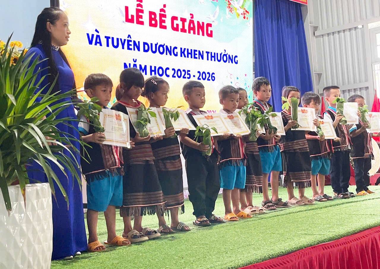 Học sinh Xơ Đăng nhận thưởng bằng cây sâm Ngọc Linh 