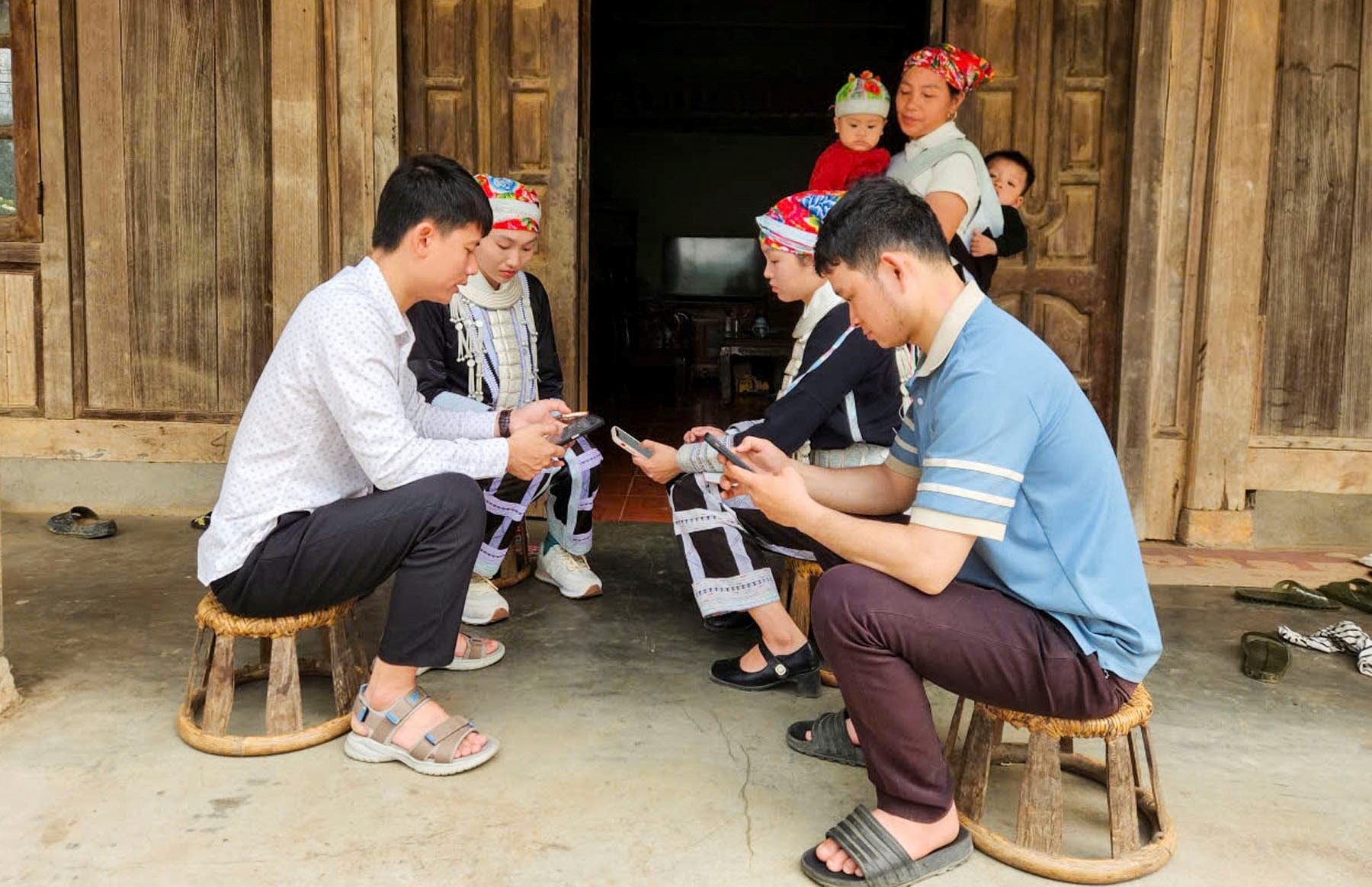 Những con sóng nơi đầu núi: Một cú nhấp chuột, bớt một chuyến vượt núi (Bài 2) 