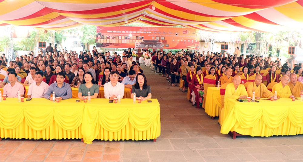 dai-bieu-du-le-phat-dan-tai-chua-vinh-nghiem copy