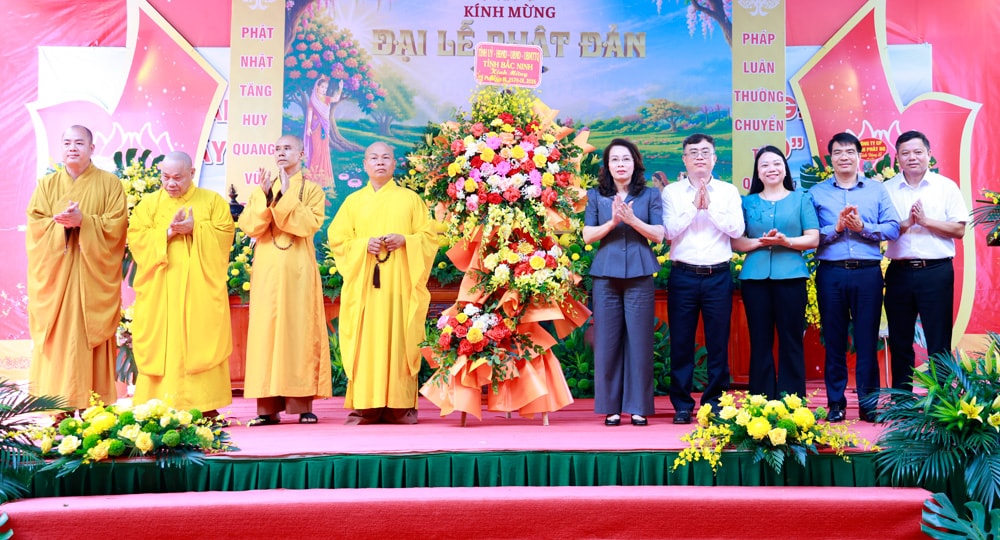 dong-chi-nguyen-thi-huong-tang-hoa-chuc-mung-le-phat-dan-d.jpg