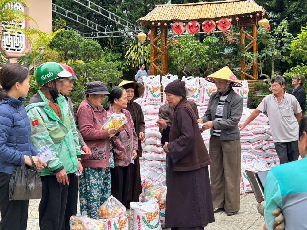 Mùa Phật đản: Khi lòng từ bi nở ra từ những việc thiện lặng thầm 