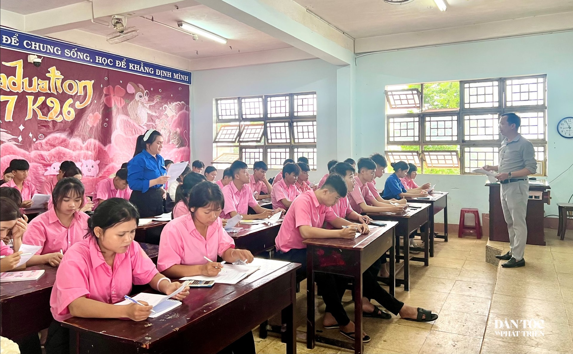 Học sinh lớp 12 tập trung ôn tập.jpg
