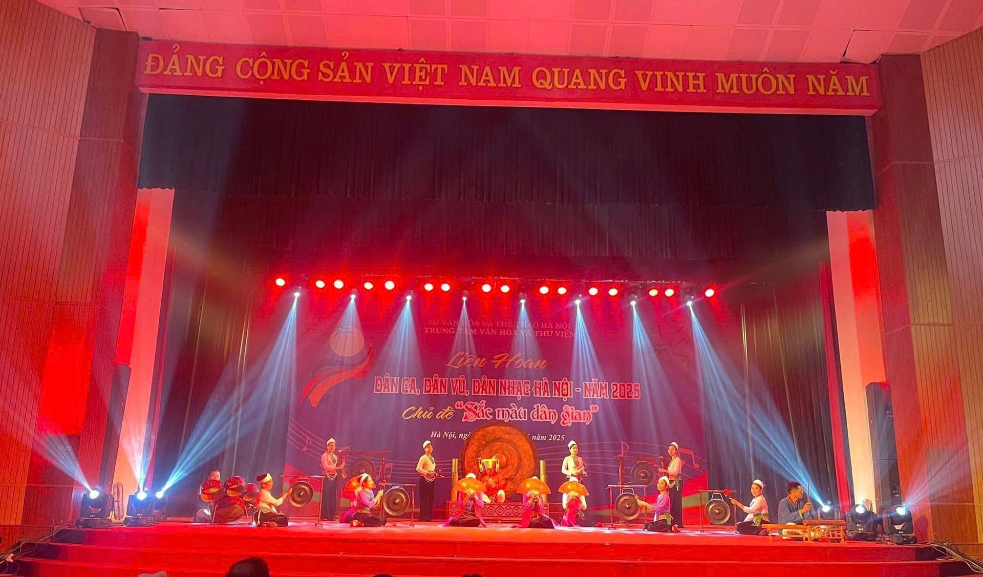 Tiếng chiêng Mường vang lên trong Liên hoan dân ca, dân vũ ' Sắc mầu dân gian' (Ảnh Ng.Thu)