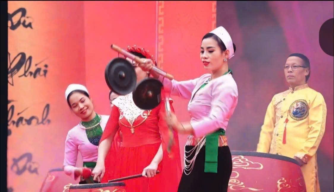 Nghệ nhân Nguyễn Thị Huyền trong buổi biểu diễn cồng chiêng (Ảnh Ng.Thu)