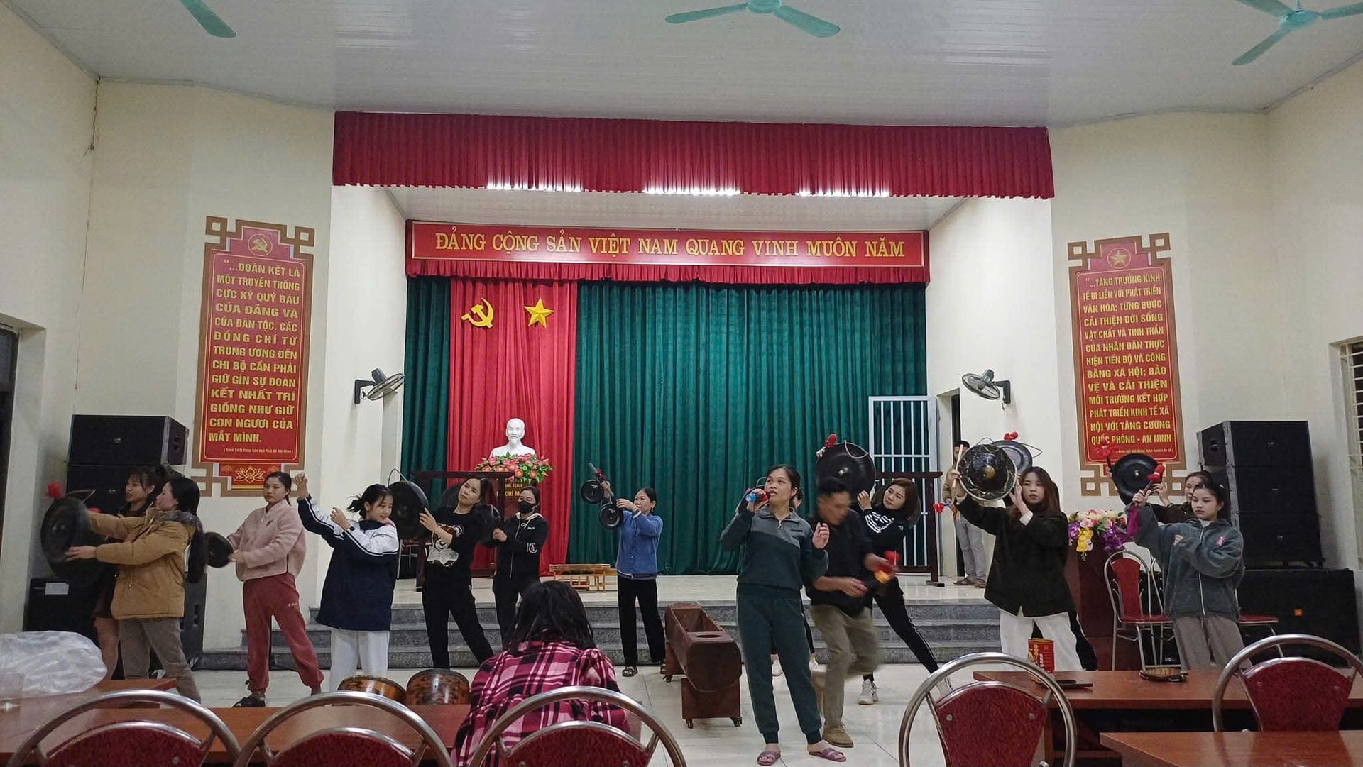 CLB nghệ thuật truyền thống dân tộc Mường xã Yên Bài trong buổi luyện tập cuối tuần (Ảnh Ng.Thu)