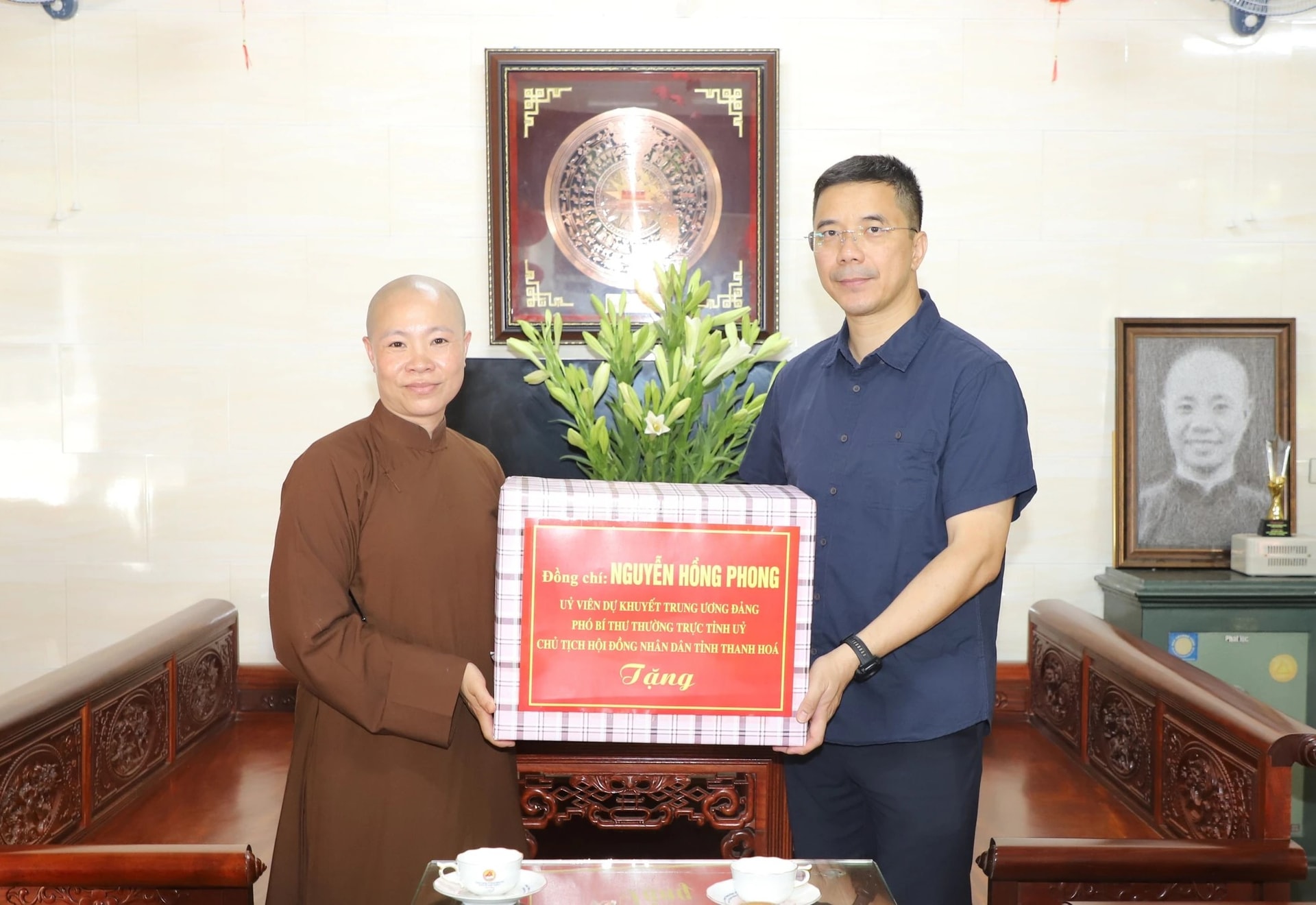 Phó Bí thư Thường trực Tỉnh ủy, Chủ tịch HĐND tỉnh Nguyễn Hồng Phong tặng quà chúc mừng chùa Hồi Long nhân Đại lễ Phật đản Phật lịch 2570.