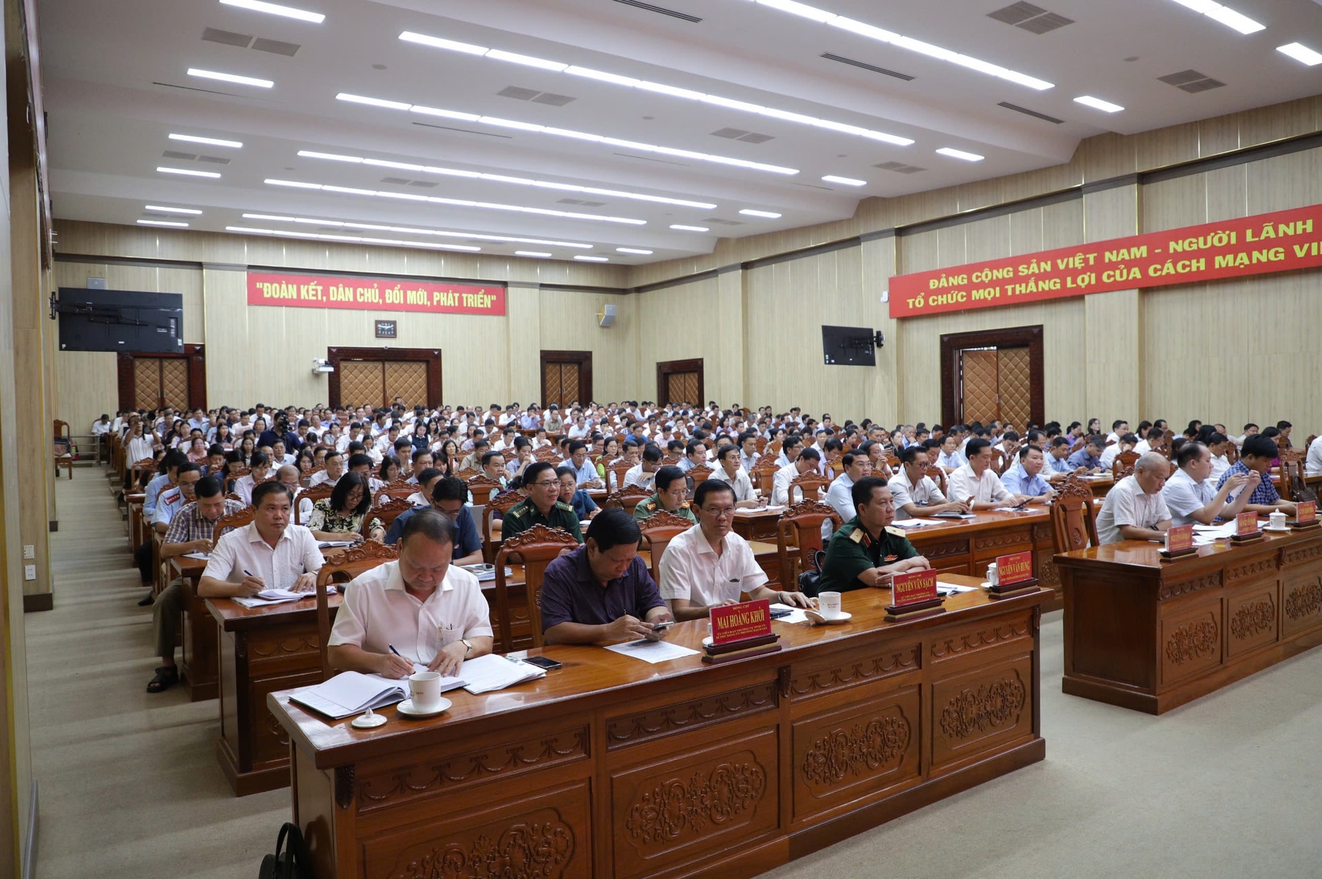 Bí thư Tỉnh uỷ An Giang, Nguyễn Tiến Hải đề nghị các đại biểu đánh giá kết quả thực hiện Chính quyền 2 cấp với tinh thần nghiêm túc, khách quan, thực chất