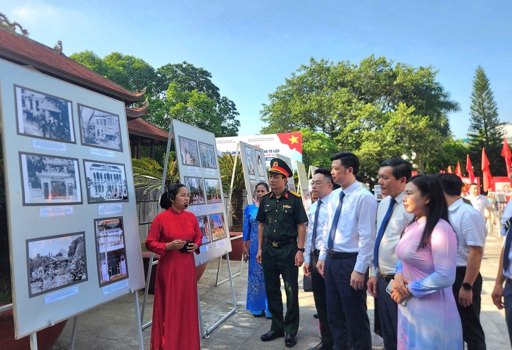 Đại biểu tham quan triển lãm