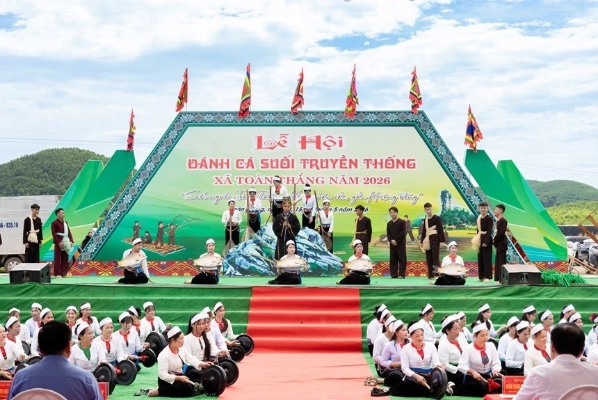 Chương trình nghệ thuật phục vụ lễ hội đánh cá suối truyền thống (Ảnh VOV)