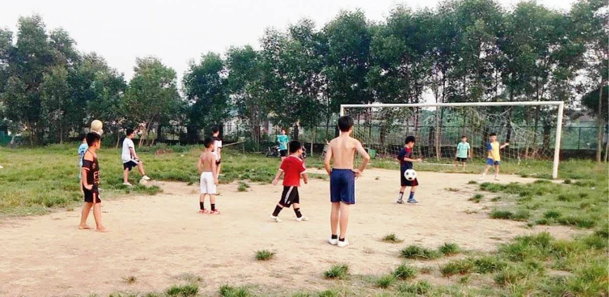 Trẻ em xã Như Thanh vui chơi trên sân bóng tự phát. Tại nhiều địa phương miền núi, những khoảng đất trống vẫn là không gian vui chơi chủ yếu của thiếu nhi.