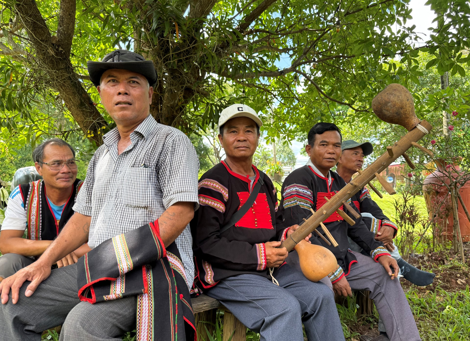 Nghệ nhân Ưu tú Y Nay Ksơr chính là “kho nhạc cụ sống” của buôn Tùng Tăh