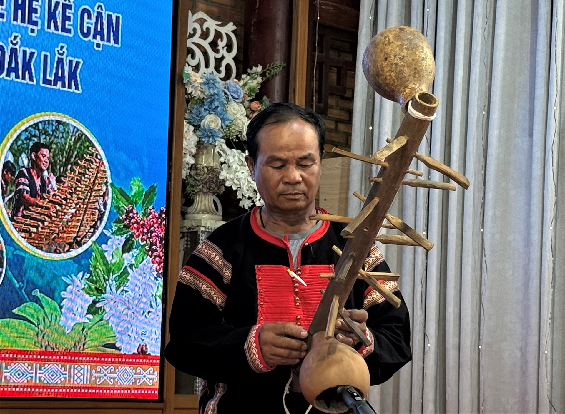 Nghệ nhân Y Nay Ksơr chơi và chế tác nhiều loại nhạc cụ truyền thống