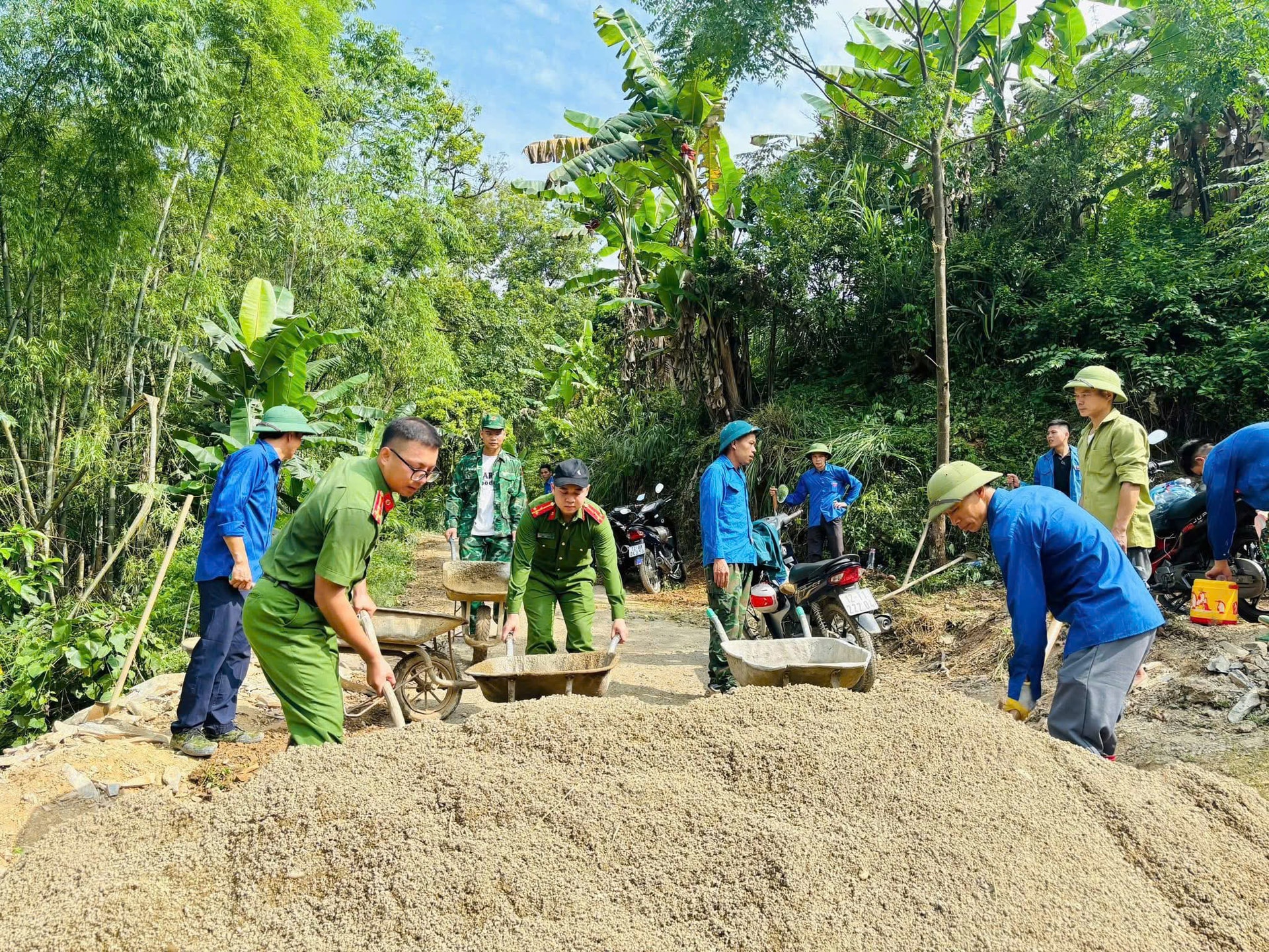 Cán bộ và người xa