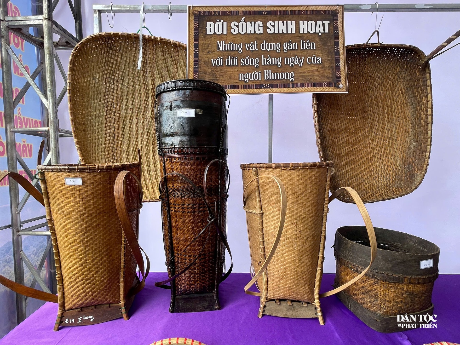 Những vật dụng từ đan lát phục vụ sinh hoạt của người dân Bhnong. (Ảnh HT)