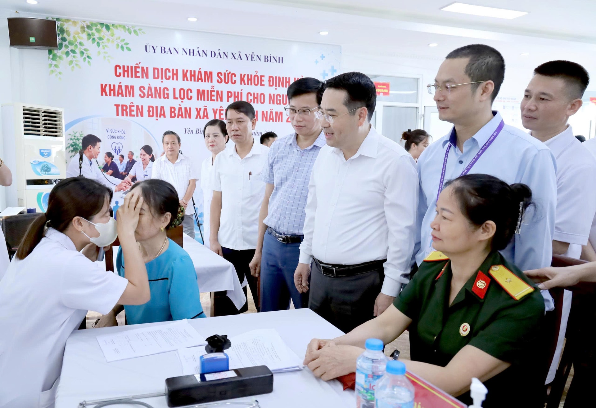Lãnh đạo Bộ Y tế và tỉnh Lào Cai động viên người dân tham gia khám sức khỏe định kỳ. Ảnh: TB