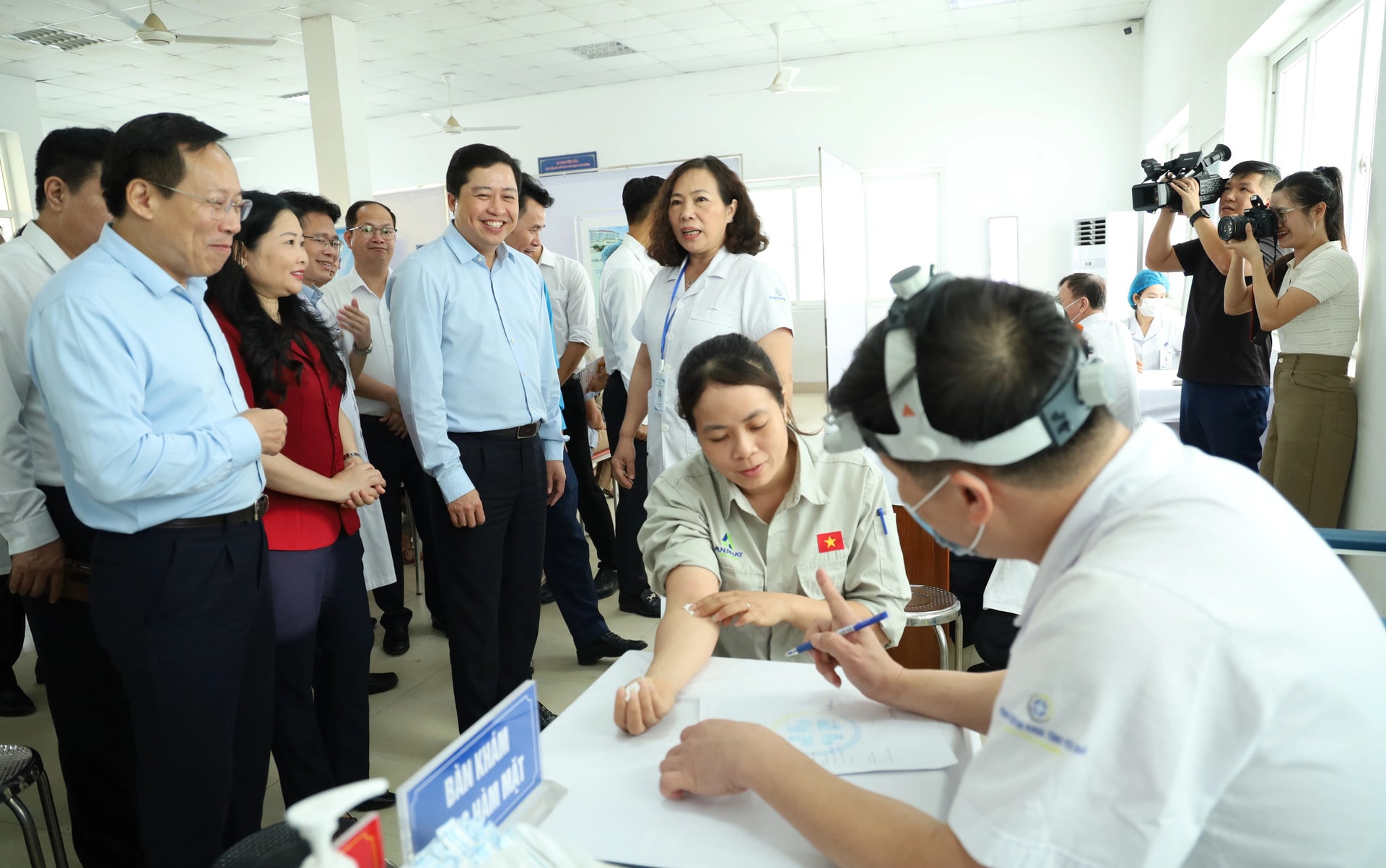 Lãnh đạo Bộ Y tế và tỉnh Lào Cai động viên người dân tham gia khám sức khỏe định kỳ. Ảnh: TB