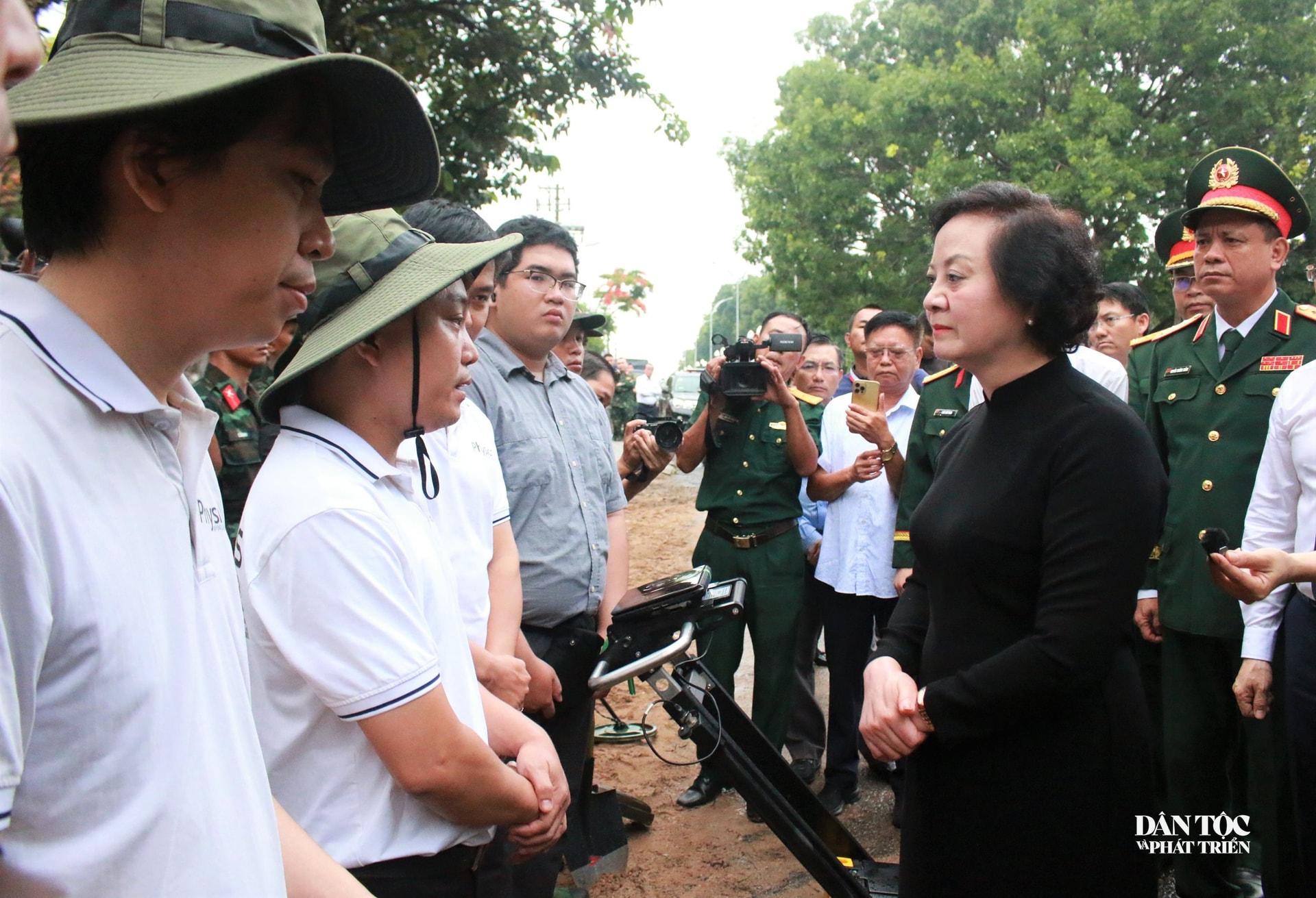 Phó Thủ tướng Phạm Thị Thanh Trà thăm hỏi, động viên, giao nhiệm vụ cho lực lượng làm công tác khai quật, tìm kiếm và quy tập hài cốt liệt sĩ tại khu vực đường Trường Chinh. Ảnh: Ngọc Chí