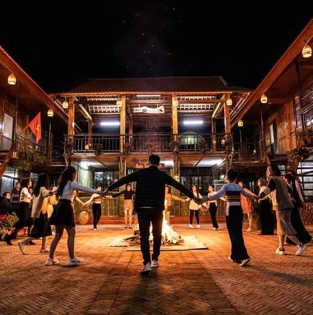 Du khách giao lưu lửa trại tại bản Lác