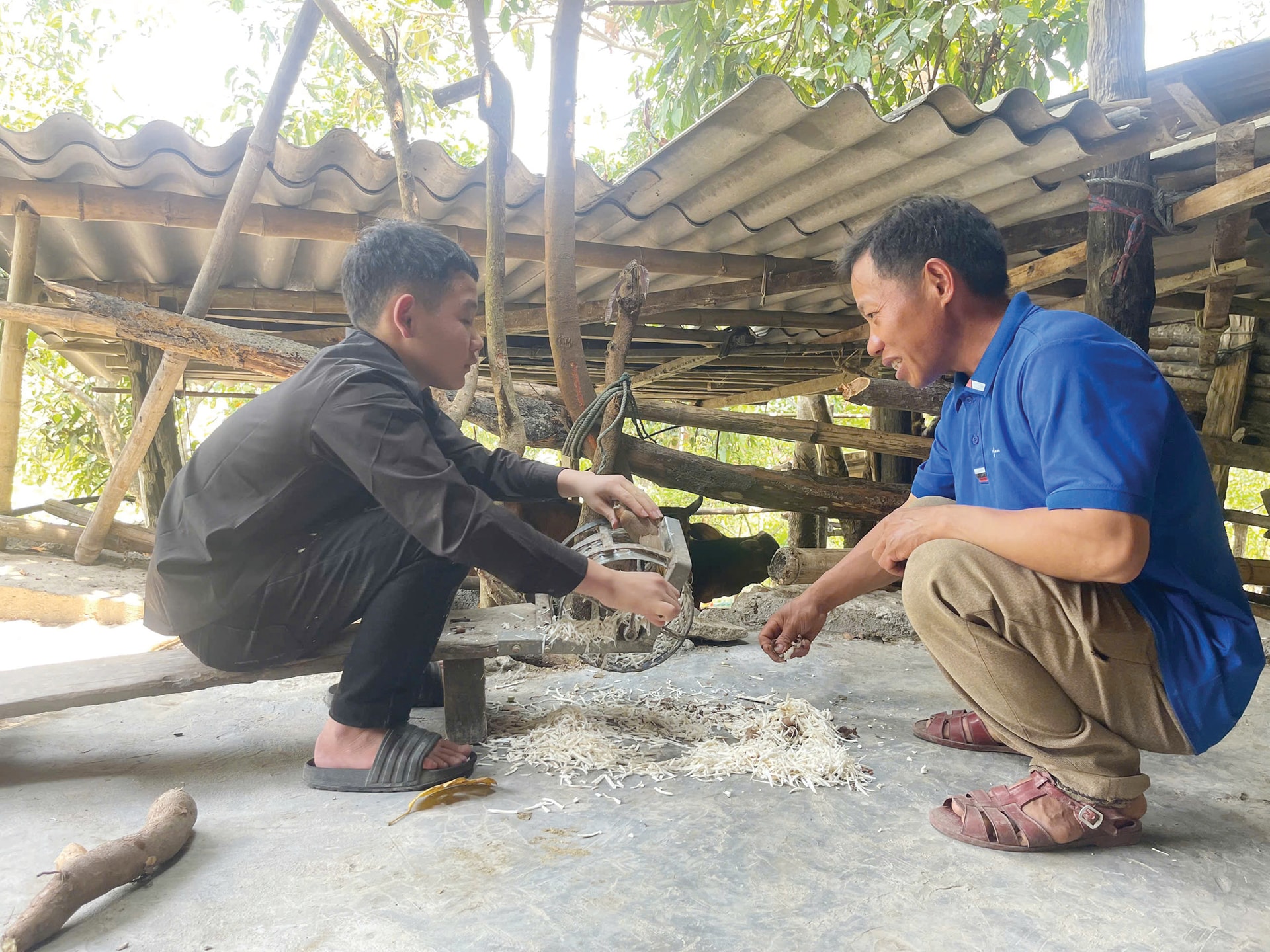 ảnh 3, Anh Giàng A Thìn cùng cháu Giàng A Phành