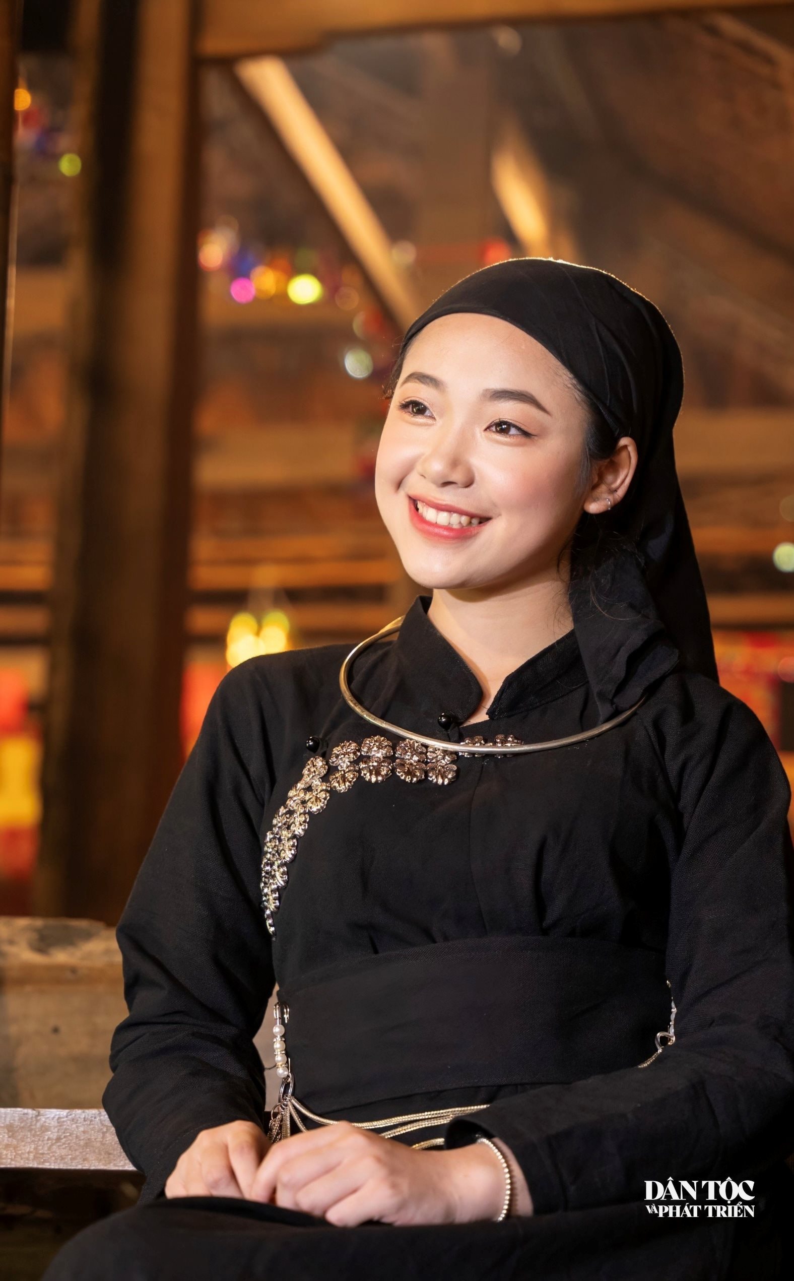 Tuổi thơ của Mai Huệ gắn liền với những dãy núi đá tai mèo nhấp nhô, những con đường đèo ôm sát sườn núi và sắc màu rực rỡ của các phiên chợ vùng cao.