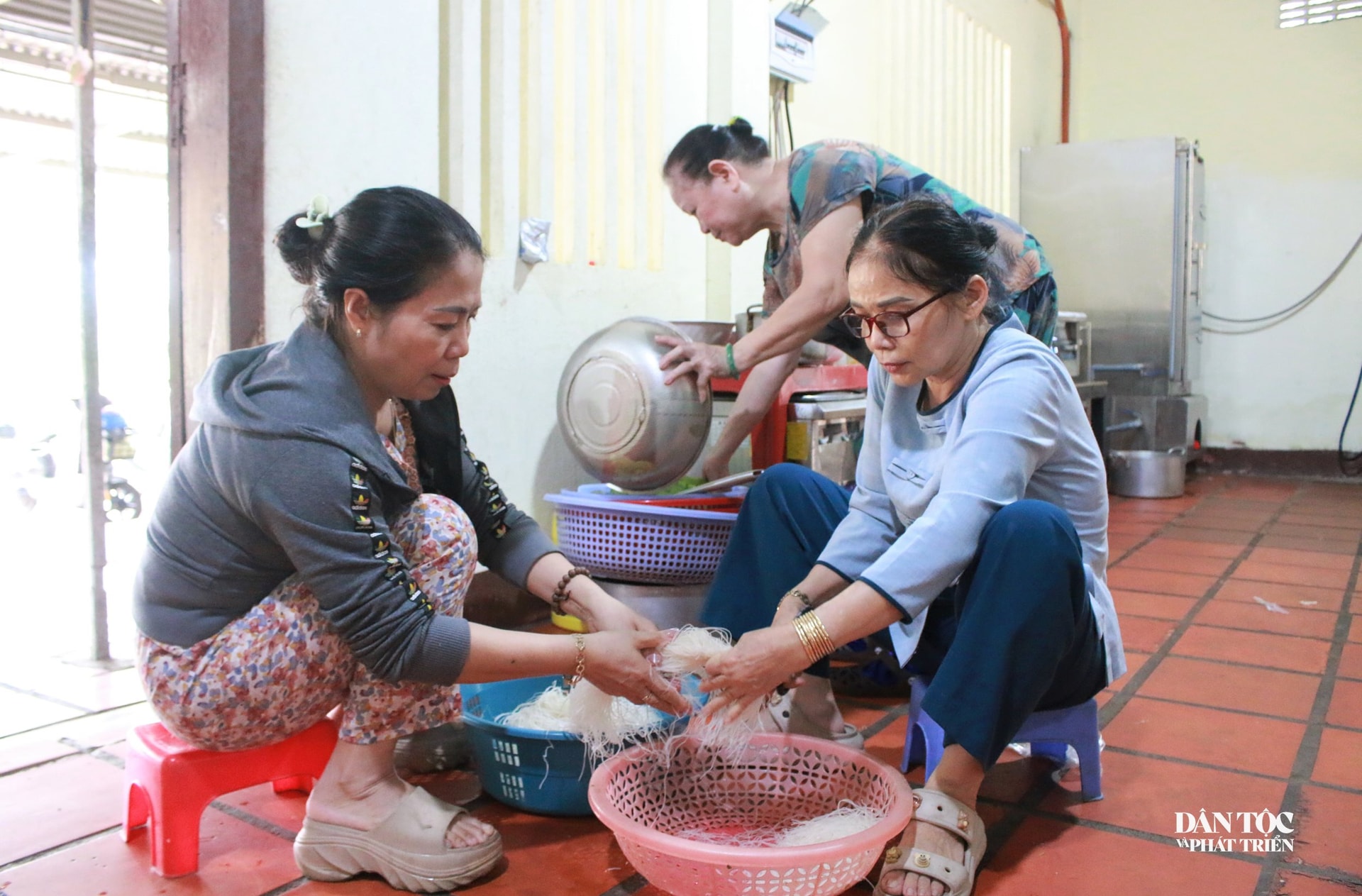 Hằng ngày có khoảng 10 phật tử đến phụ nấu tại Bếp cơm 0 đồng. Ảnh: Ngọc Chí