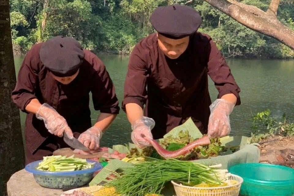 Ẩm thực địa phương trở thành một trải nghiệm hấp dẫn, góp phần làm phong phú hành trình của du khách khi đến với Tân Trào. Ảnh: Khu du lịch Quốc gia Tân Trào