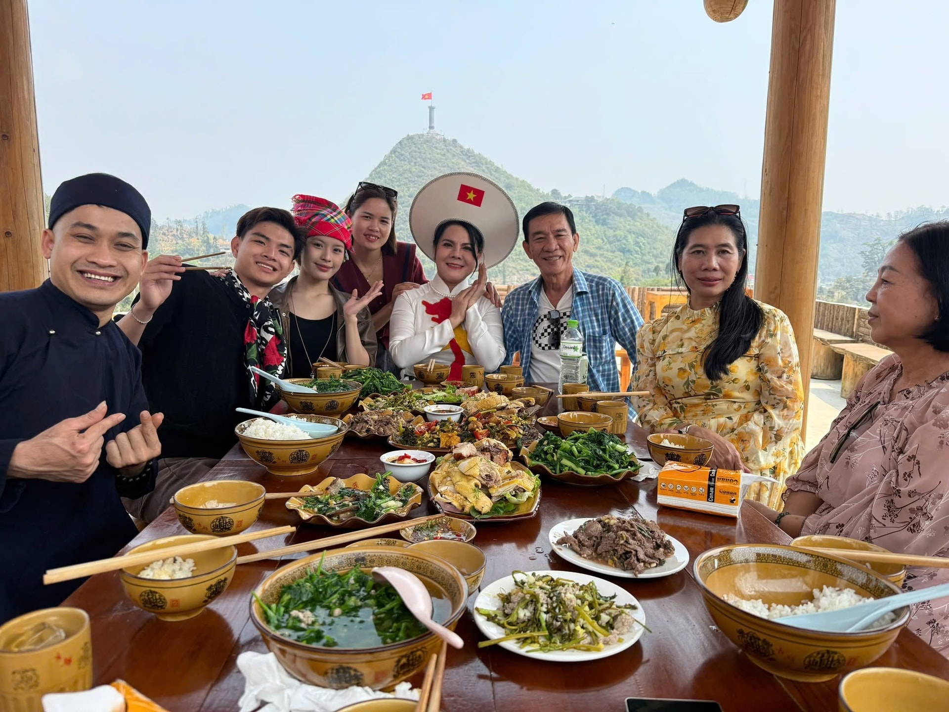 Khách du lịch thích thú khi lưu trú tại homestay Hiển Xuyến - thôn Lô Lô Chải, xã Lũng Cú. Ảnh: homestay Hiển Xuyến