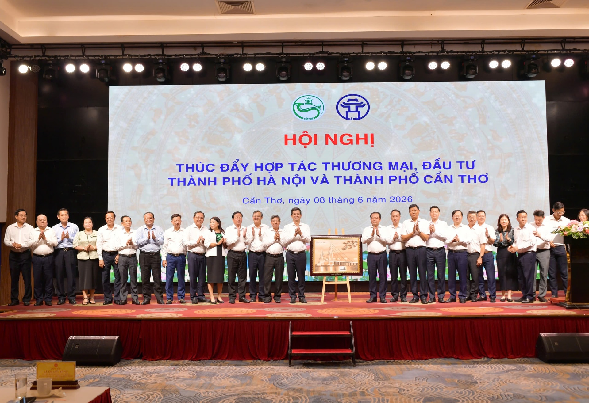 lãnh đạo Thành uỷ Hà Nội và Cần Thơ chụp ảnh lưu niệm