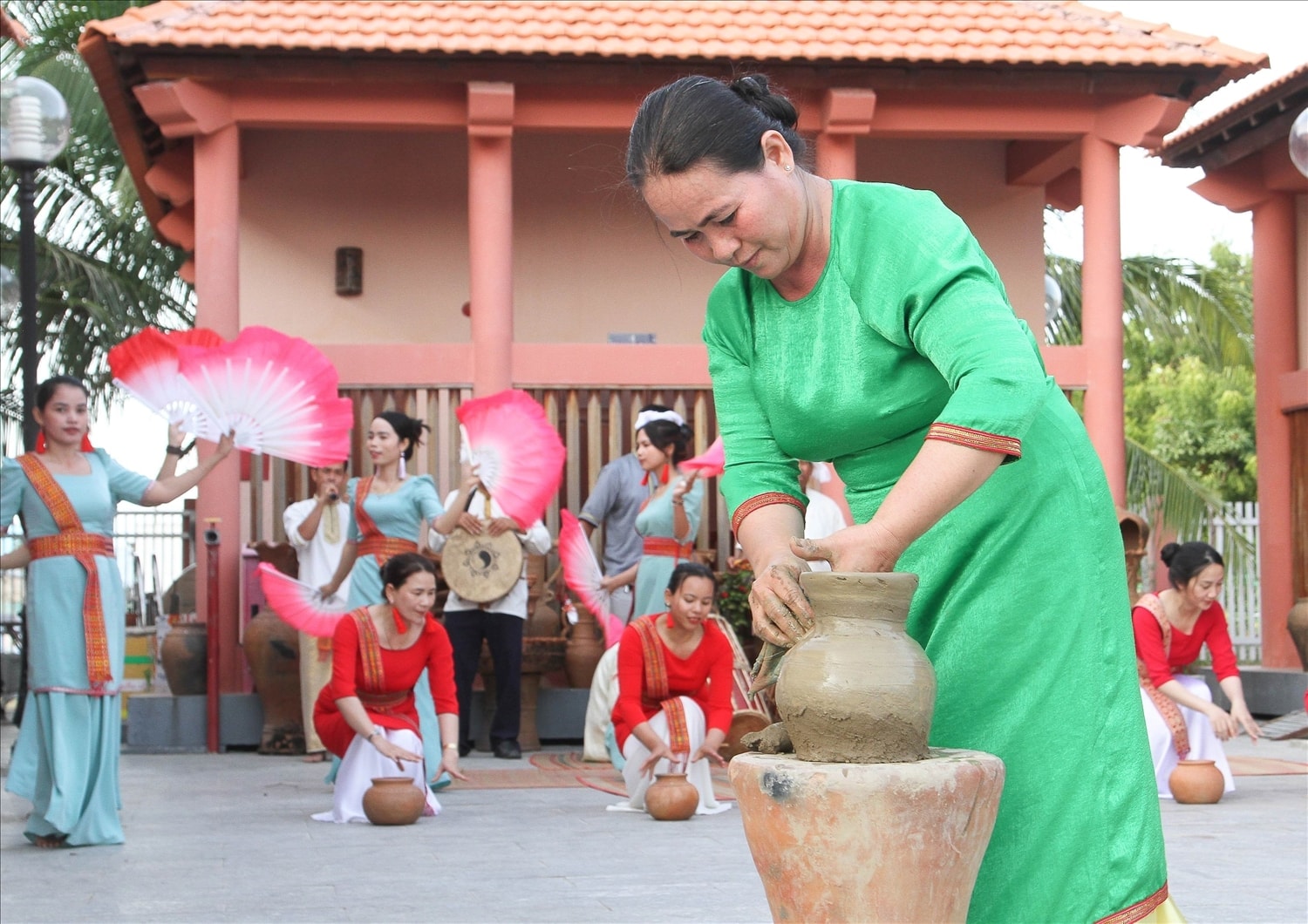 Làng nghề truyền thống vùng đồng bào DTTS: Vì sao 