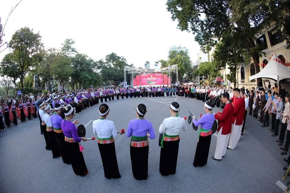 Trang phục Mường tạo điểm nhấn trong các dịp lễ hội (Ảnh Ng.Huyền)