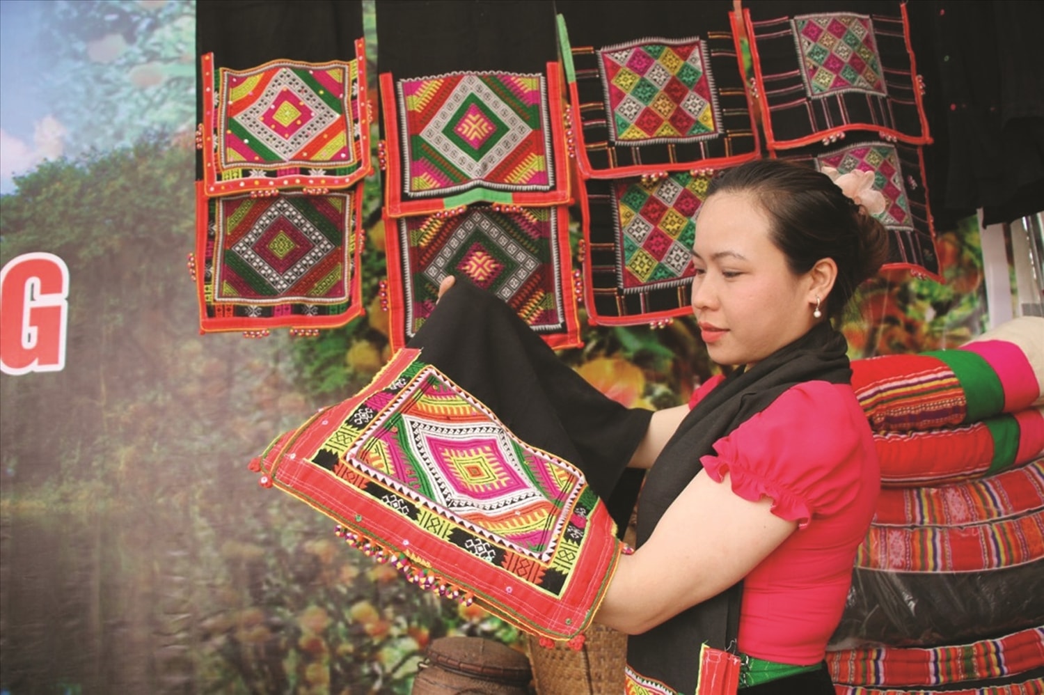 Khăn piêu đi vào lời ca, điệu xòe của người Thái như một phần không thể thiếu trong đời sống văn hóa tinh thần (Ảnh Baodantoc)