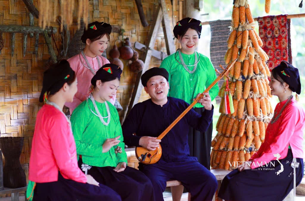 Về Lâm Thượng nghe tiếng đàn then (Ảnh Vietnam.vn)