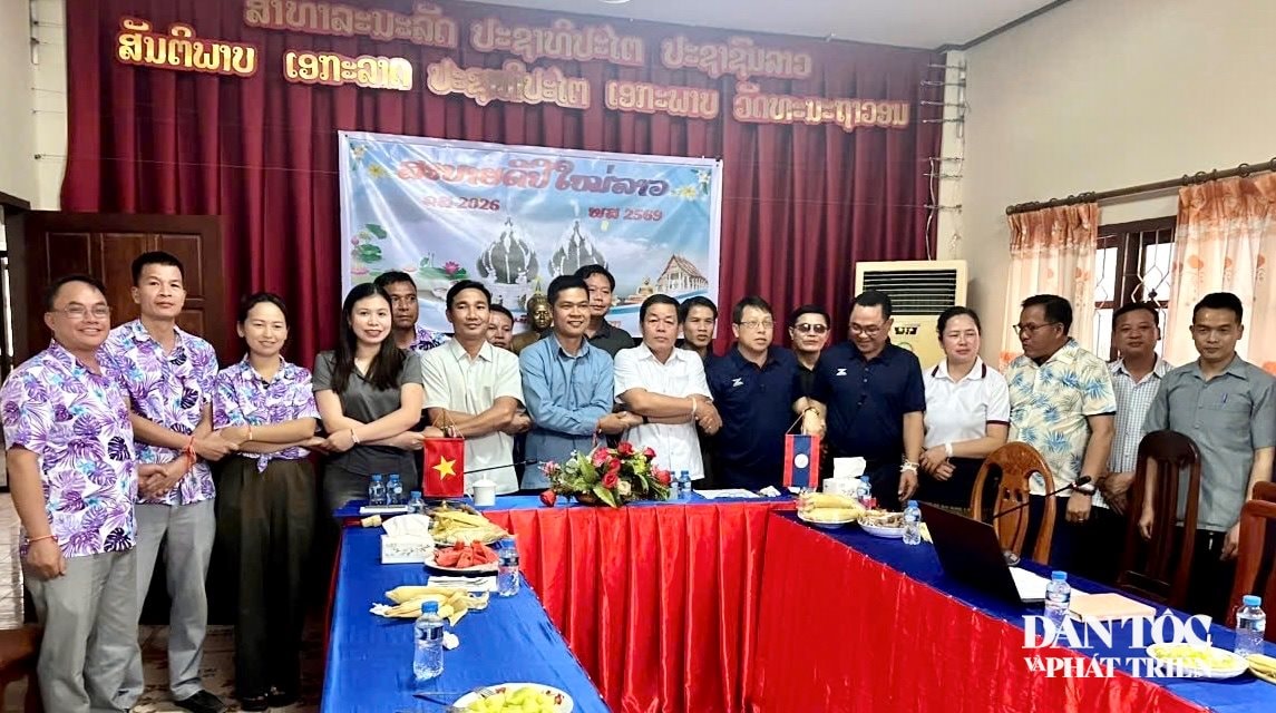 Đảng ủy, UBND, UB MTTQ xã Na Loi (Nghệ An, Việt Nam) trao đổi thông tin về tình hình kinh tế xã hội, quốc phòng an ninh với huyện Mường Khăm (tỉnh Xiêng Khoảng, Lào) - Ảnh: CSCC