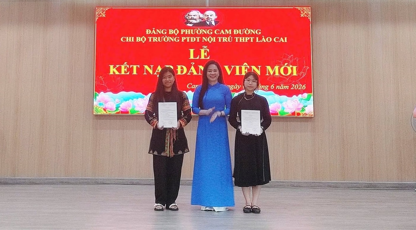 Hai học sinh dân tộc thiểu số được kết nạp Đảng trước ngày thi tốt nghiệp THPT 