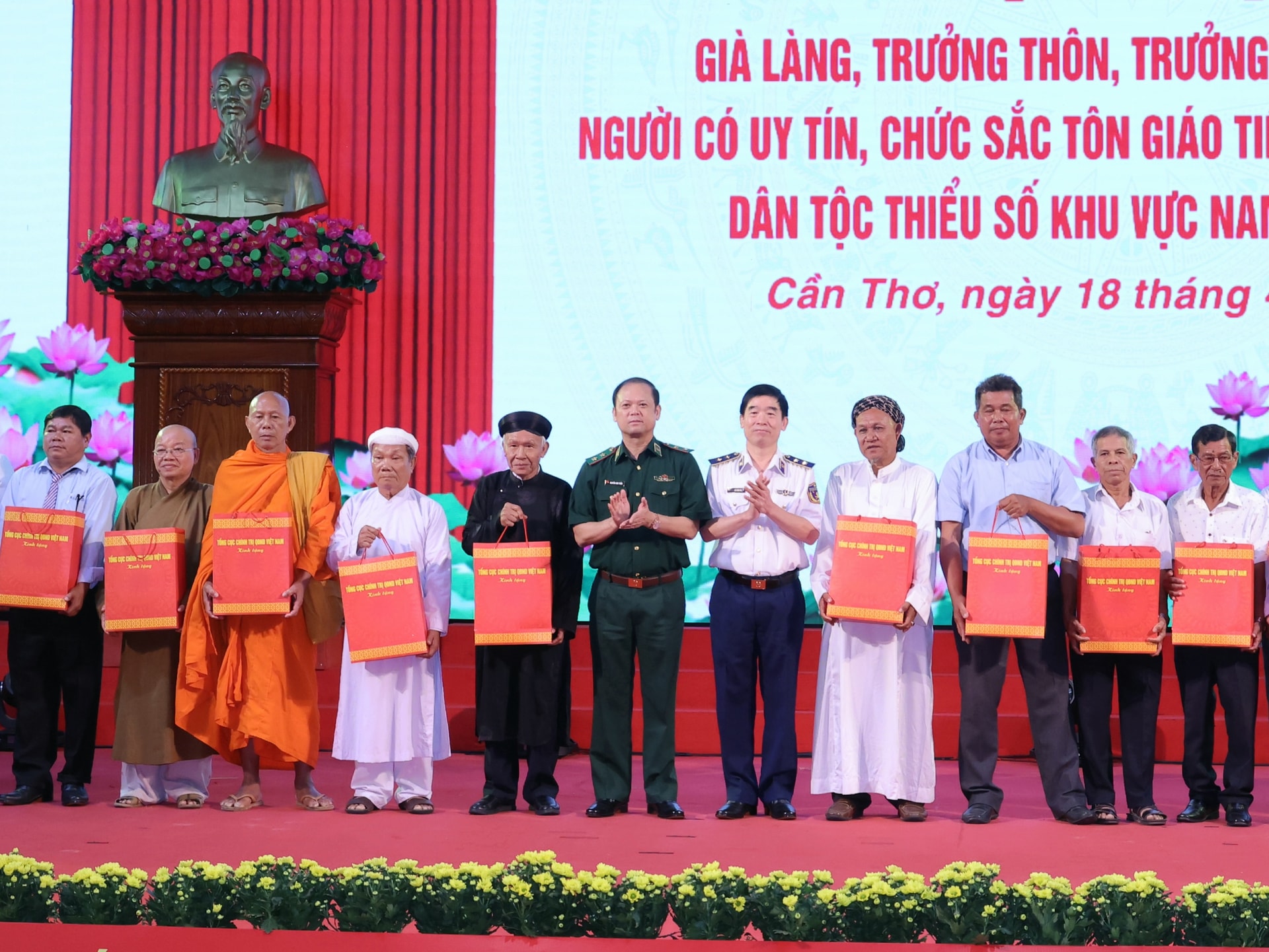 Hoà thượng Danh Đổng, Người có uy tín trong vùng đồng bào DTTS tỉnh An Giang tham dự Chương trình gặp mặt già làng, trưởng thôn, trưởng ấp, trưởng khu, Người có uy tín, chức sắc tôn giáo tiêu biểu vùng đồng bào DTTS khu vực Nam Bộ