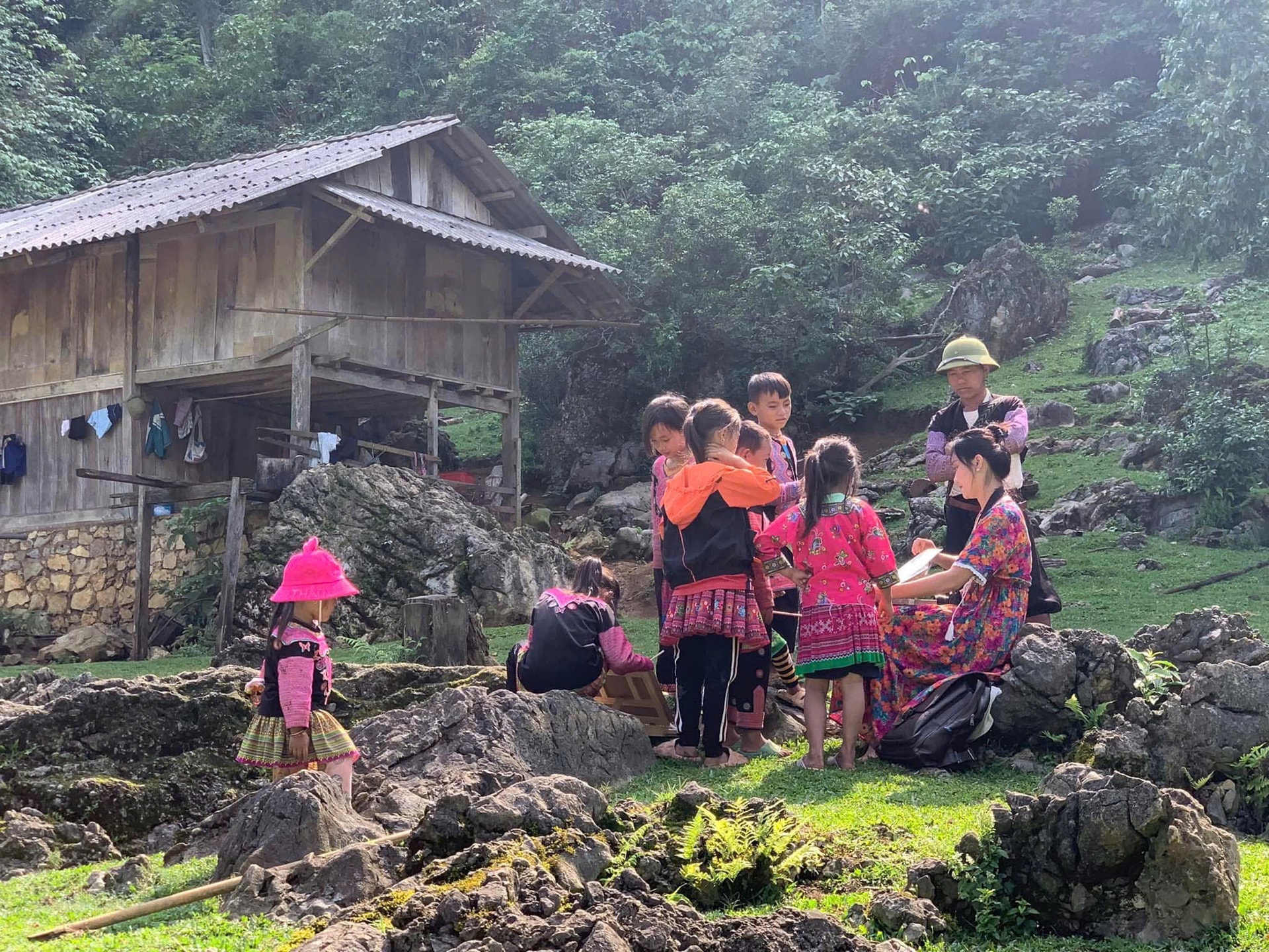 Trẻ nhỏ vui đùa tại Hang Táu (Ảnh St)