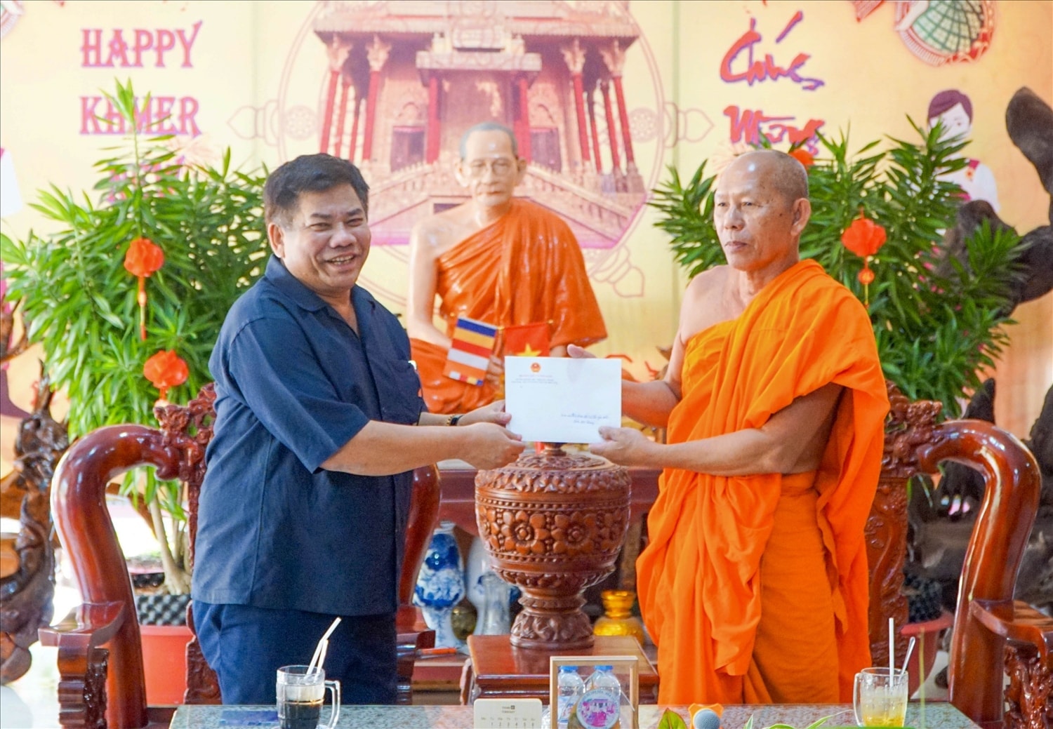 Ông Y Thông, Thứ trưởng Bộ Dân tộc và Tôn giáo thăm hỏi, và trao quà đến hoà thượng Danh Đổng - Ngưởi có uy tín nhân dịp Tết cổ truyền của đồng bào Khmer