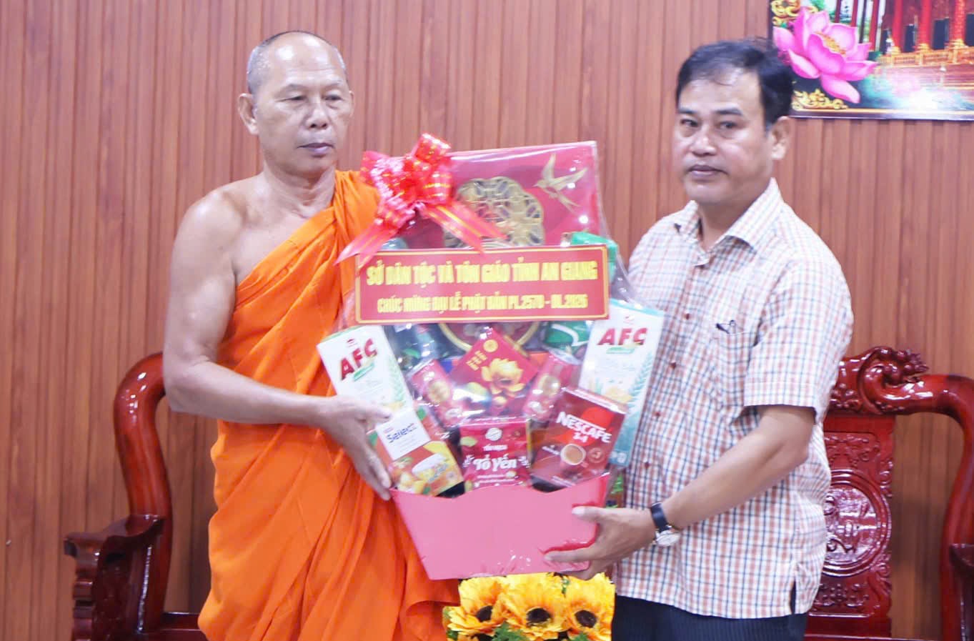 Ông Danh Phúc, Giám đốc Sở Dân tộc và Tôn giáo tỉnh An Giang đến thăm và tặng quà đến hoà thượng nhân dịp Lễ Phật đản