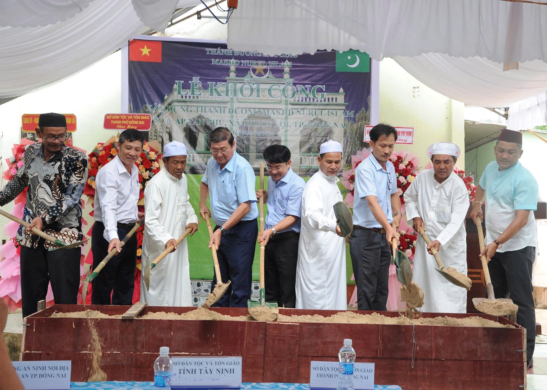 Lãnh đạo Sở Dân tộc và Tôn giáo TP. Đồng Nai cùng lãnh đạo địa phương và Ban đại diện Thánh đường Nurul Islam khởi công xây dựng công trình tôn giáo.
